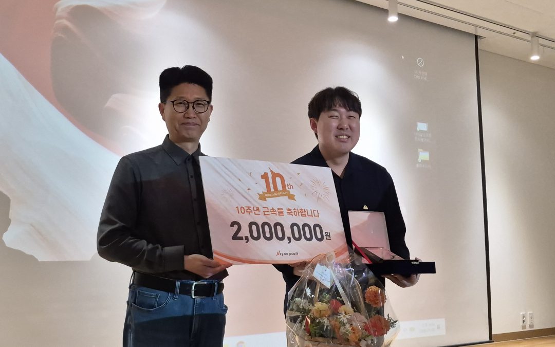 [사이냅생활] 혁신개발팀 김영표 팀장, 근속 10주년 축하 기념식